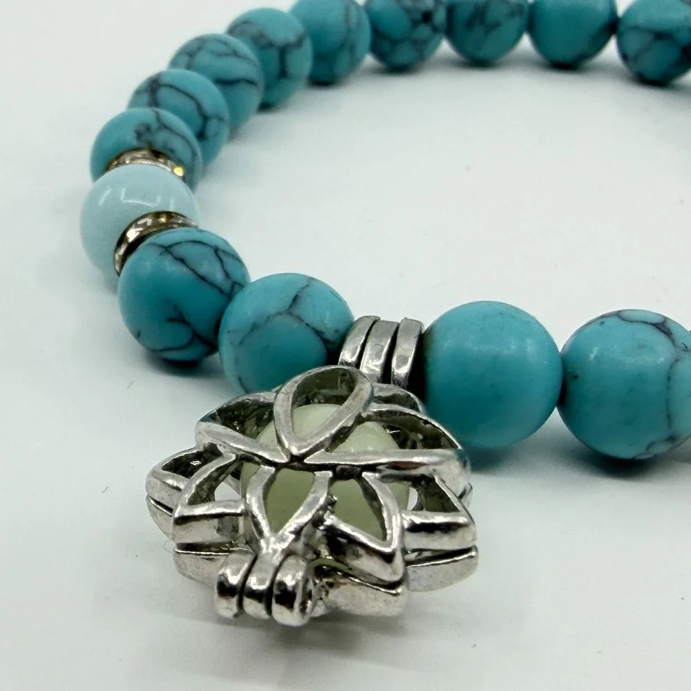 VTG Turquoise Howlite Lotus Charm Stretch Bracelet - Silver Tone Spiritual